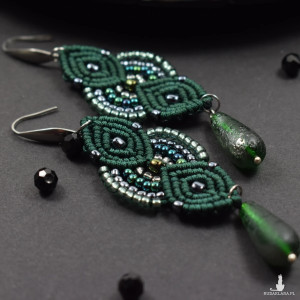 Kolczyki w odcieniach butelkowej zieleni i srebra z zieloną kroplą