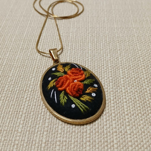 Ręcznie haftowany wisior  JESIENNA EWA  stal szlachetna