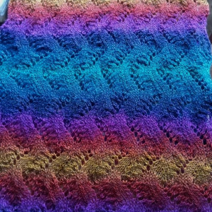 Ażurowy cieniowany szal robiony na drutach (odcienie rudego, fioletu i niebieskiego) rękodzieło