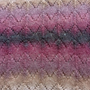 Ażurowy cieniowany szal robiony na drutach (odcienie beżu, brązu i bordo), rękodzieło