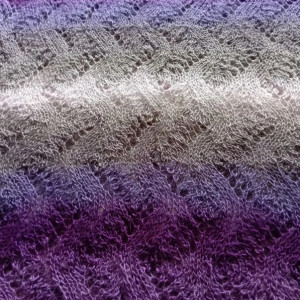 Ażurowy cieniowany szal robiony na drutach (odcienie fioletu i szarego), rękodzieło