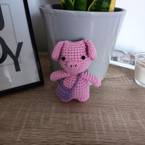 Szydełkowa świnka z fioletową torebką brelok zawieszka