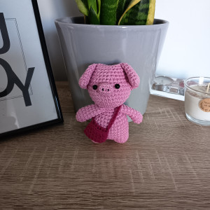 Szydełkowy brelok zawieszka dekoracja różowa świnka z torebką