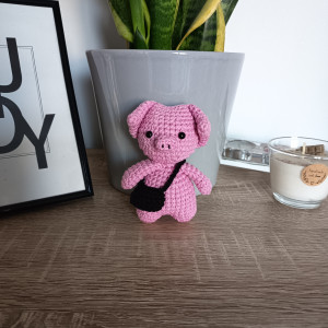 Szydełkowa świnka z czarną torebką brelok zawieszka dekoracja