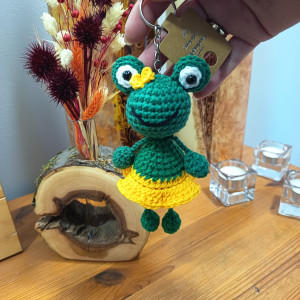 Żabka brelok szydełkowy ciemnozielona w żółtej spódniczce