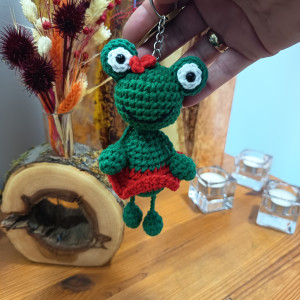 Ciemnozielona żabka brelok szydełkowy w czerwonej spódniczce