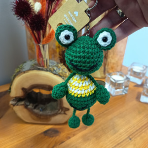 Żabka brelok zawieszka ciemnozielona w żółtym sweterku