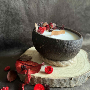 Świeca w łupinie kokosa sojowa duża zapachowa dragonblood smoczy owoc smocza krew