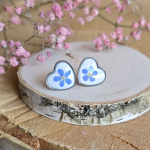 Srebrne kolczyki serca serduszka z niezapominajkami kwiatami małe wkręty sztyfty z żywicy żywica epoksydowa z suszonymi prawdziwymi kwiatami niezapominajki