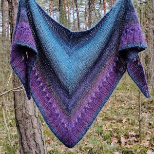 RĘCZNIE NA DRUTACH - Jagody - ekskluzywna, miła, lekka chusta z merino i jedwabiem