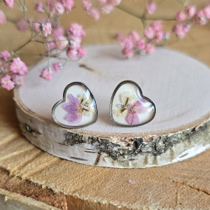 Srebrne kolczyki serca serduszka z różowymi kwiatami małe wkręty sztyfty z żywicy żywica epoksydowa z suszonymi prawdziwymi kwiatami