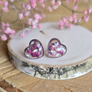 Srebrne kolczyki wrzos serca serduszka z różowymi kwiatami małe wkręty sztyfty z żywicy żywica epoksydowa z suszonymi prawdziwymi kwiatami