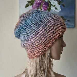 RĘCZNIE NA DRUTACH - Z łososiem miła, ciepła, przytulna czapka