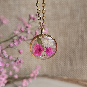 złota zawieszka złoty wisiorek naszyjnik żywica z żywicy kwiaty z kwiatami retro naturalna dziewczęca kobieca różowa gipsówka