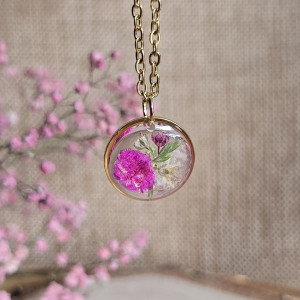 złota zawieszka złoty wisiorek naszyjnik żywica z żywicy kwiaty z kwiatami retro naturalna dziewczęca kobieca różowa gipsówka