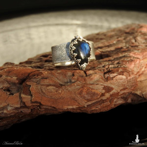 Obrączka srebrna z ciemnym labradorytem regulowana