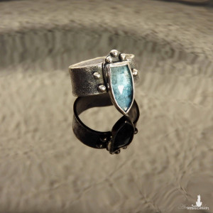 Obrączka srebrna z kyanitem regulowana