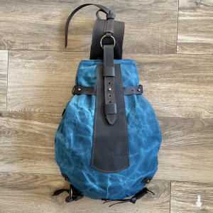 Niebieski plecak „Bukłak” z bawełny woskowanej i skóry Vintage.