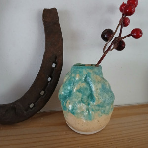 Gnieciony wazonik ceramiczny gliniana rzeźba