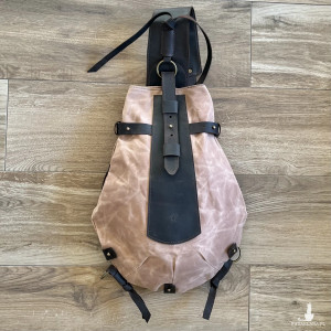 Różowy plecak „Bukłak” ze skóry i bawełny woskowanej Vintage.