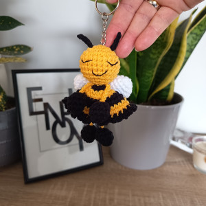 Mała pszczółka w sukience szydełkowa zawieszka