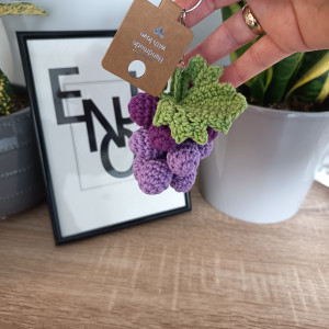 Fioletowe winogronka szydełkowa zawieszka