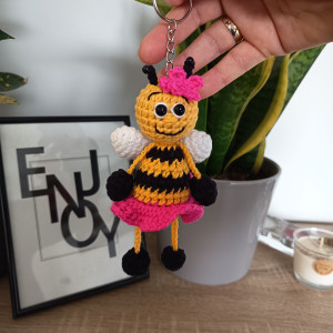 Pszczółka pszczoła szydełkowa w różowej sukience