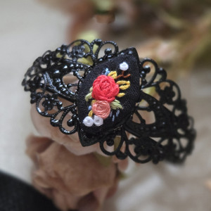 Bransoletka ażurowa z haftem