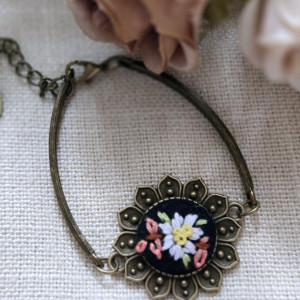 Bransoletka z kwiatowym haftem