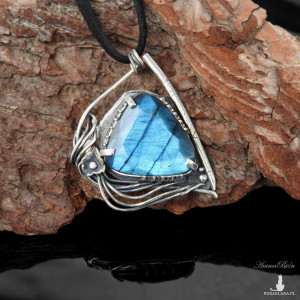 Wisiorek srebrny z labradorytem trójkąt z kwiatkiem