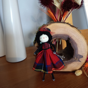 Broszka mała dama w szkockiej kracie