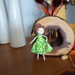 Broszka mała dama w zielonej sukience