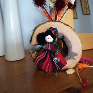 Broszka mała dama w jesiennej kreacji