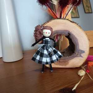 Broszka mała dama w czarno białej sukience