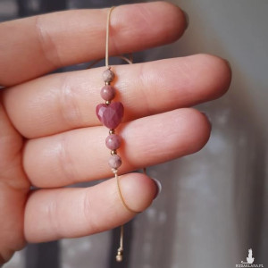 Bransoletka "Miłość zaczyna się we mnie" - z sercem, kamień naturalny rodonit