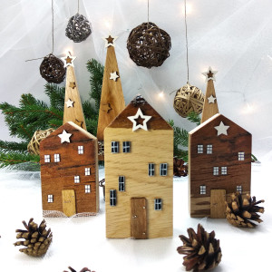 Wyjątkowa dekoracja świąteczna - zestaw drewnianych domków i choinek.