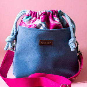 Różowo-niebieska listonoszka z kominem w kwiaty