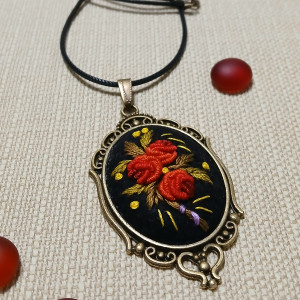 Ręcznie haftowany wisior  JESIEŃ