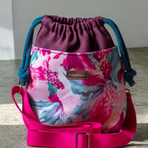 Burgundowo-różowa listonoszka z kominem w kwiaty