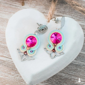 Małe kolorowe kolczyki sutasz Fuksja