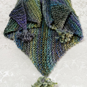 Cieniowana chusta robiona na drutach, rękodzieło