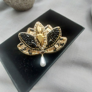 Broszka KWIAT LOTOSU czarno-złoty