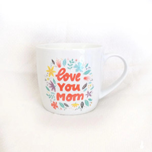 nowy kubek dla mamy, ładny kubek love you mom, pomysł na prezent dla mamy, mama kubek, fajny kubek z napisem love you mom, kolorowy kubek dla mamy