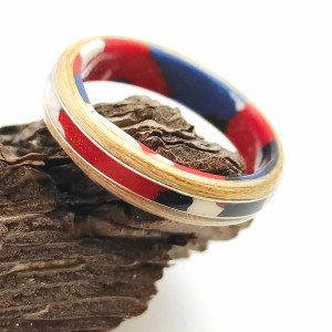 Tętno Koloru – ręcznie robiony pierścionek z drewna bukowego z kolorowym celuloidem