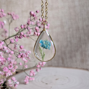Złota zawieszka złoty wisiorek kwiat naszyjnik żywica z żywicy kwiaty łezka łza kropelka gipsówka niebieska