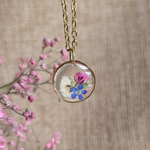 złota zawieszka złoty wisiorek naszyjnik żywica z żywicy kwiaty z kwiatami retro naturalna dziewczęca kobieca różowa gipsówka niezapominajka