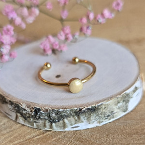 Złoty pierścionek regulowany mleczny oczko żywica