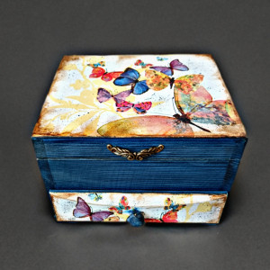 Drewniana szkatułka na biżuterię "Motyle"