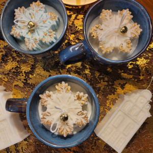 Świeca sojowa ze śniezynka  w kubku