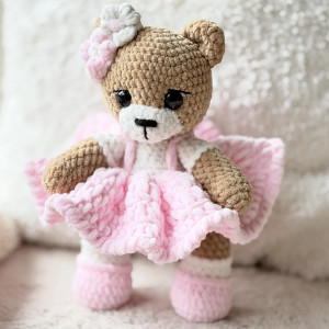 Miś ręcznie robiony w kolorze brązowo-różowym.